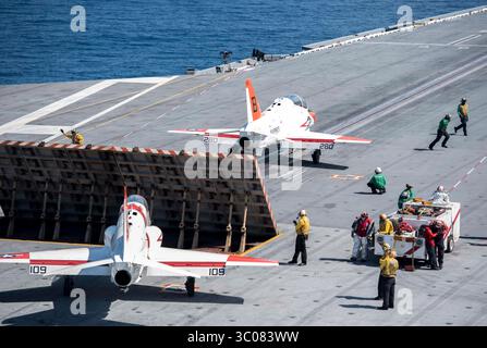 23. September 2018 - Atlantik - Seeleute führen Flugoperationen mit T-45C Goshawk Trainingsflugzeugen durch, die dem Training Air Wing (TW) 1 an Bord des Flugzeugträgers USS George H.W. Bush (CVN 77) zugewiesen sind. George H.W. Bush ist im Atlantik unterwegs und führt Routineübungen durch, um die Bereitschaft der Träger zu erhalten. (Kreditbild: © U.S. Navy/ZUMA Wire/ZUMAPRESS.com) Stockfoto