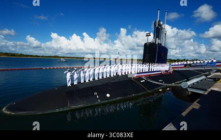 29. September 2018 - Port Canaveral, Florida, USA - die Besatzung des Angriffs-U-Bootes USS Indiana (SSN 789) der Virginia-Klasse grüßt, nachdem sie das Schiff während der Inbetriebnahmezeremonie zum Leben erweckt hat. Indiana ist das 16. Virginia-Klasse-U-Boot der US Navy und das dritte Schiff, das nach Indiana benannt ist. (Kreditbild: © U.S. Navy/ZUMA Wire/ZUMAPRESS.com) Stockfoto