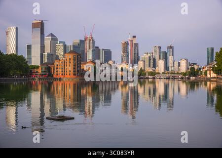 London Canary Wharf mit Reflexion vom Greenland Dock Stockfoto