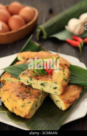 Gebratenes Rührei oder Telur Dadar Padang, Rumah Makan Padang Restaurant Spezialgericht aus Ei, Tofu, Grüner Zwiebel, Mehl und Chilli Stockfoto