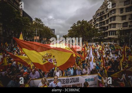 12. Oktober 2018 - Barcelona, Katalonien, Spanien - Antiseparatisten Katalanen marschieren hinter ihrem Banner durch die Stadt Barcelona, während sie am spanischen Nationalfeiertag für die Unteilbarkeit Spaniens und gegen die katalanische Unabhängigkeitsbewegung unter dem Motto „Barcelona Garant der Hispanicity“ protestieren (Credit Image: © Matthias Oesterle/ZUMA Wire) Stockfoto