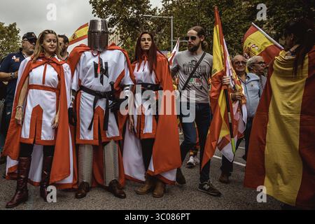 12. Oktober 2018 - Barcelona, Katalonien, Spanien - Antiseparatisten Katalanen marschieren durch die Stadt Barcelona, während sie am spanischen Nationalfeiertag für die Unteilbarkeit Spaniens und gegen die katalanische Unabhängigkeitsbewegung unter dem Motto „Barcelona Garant of Hispanicity“ protestieren (Credit Image: © Matthias OesterleZUMA Wire) Stockfoto