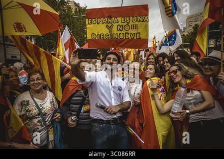 12. Oktober 2018 - Barcelona, Katalonien, Spanien - Anti-Separatisten Katalanen machen ein Selfie, als sie durch Barcelona marschieren, während sie am spanischen Nationalfeiertag für die Unteilbarkeit Spaniens und gegen die katalanische Unabhängigkeitsbewegung unter dem Motto „Barcelona Garant der Hispanicity“ protestieren (Bild: © Matthias Oesterle/ZUMA Wire) Stockfoto