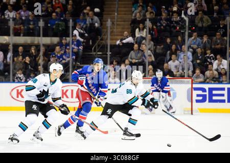 11. Oktober 2018: Der Verteidiger Erik Karlsson (65), das New York Rangers Center Brett Howden (21) und das San Jose Sharks Center Tomas Hertl (48) streiten während des Spiels zwischen den New York Rangers und den San Jose Sharks im Madison Square Garden in Manhattan, New York. Die New York Rangers besiegen die San Jose Sharks 3-2 in Überstunden. Obligatorischer Kredit: Kostas Lymperopoulos/CSM (Kredit-Bild: &Copy; Kostas Lymperopoulos/CSM via ZUMA Wire) Stockfoto