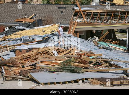 12. Oktober 2018 - Mexico Beach, Florida, USA - CHRIS URSO | Times.Jay Faulk, 56, untersucht die Schäden an seinem Haus Freitag, 12. Oktober 2018 in Mexico Beach. Faulk, 56, stammt aus Macon, Georgia, hat aber auch ein Haus am Mexico Beach. "Für kurze Zeit dachten wir, wir würden beide Häuser verlieren", sagte Faulk. (Foto: © Chris Urso/Tampa Bay Times via ZUMA Wire) Stockfoto