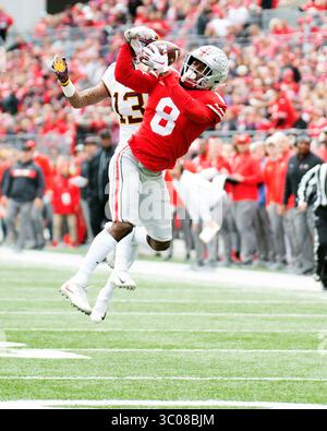 13. Oktober 2018: Columbus, Ohio, USA - Ohio State Buckeyes Cornerback KENDALL SHEFFIELD (8) fängt während der NCAA-Football-Action im Ohio Stadium gegen den Minnesota Golden Gophers Wide Receiver RASHOD BATEMAN (13) an. (Kreditbild: © Brent Clark/CSM via ZUMA Wire) Stockfoto