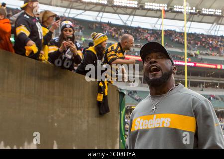 14. Oktober 2018: Mike Tomlin, Head Coach der Pittsburgh Steelers, reagiert auf die Fans, nachdem er ein Spiel zwischen den Pittsburgh Steelers und den Cincinnati Bengals im Paul Brown Stadium in Cincinnati, OH gewonnen hat. Die Steelers gewannen mit 28:21. Adam Lacy/CSM(Credit Image: &Copy; Adam Lacy/CSM via ZUMA Wire) Stockfoto