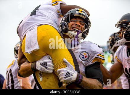 14. Oktober 2018: Pittsburgh Pittsburgh Steelers Running Back James Conner (30) Hoists Steelers Wide Receiver Antonio Brown (84) feiert in der Endzone, nachdem Brown den Touchdown in einem Spiel zwischen den Pittsburgh Steelers und den Cincinnati Bengals im Paul Brown Stadium in Cincinnati, OH, erzielte. Die Steelers gewannen mit 28:21. Adam Lacy/CSM(Credit Image: &Copy; Adam Lacy/CSM via ZUMA Wire) Stockfoto
