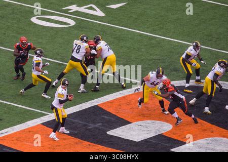 14. Oktober 2018: Der Quarterback Ben Roethlisberger (7) der Pittsburgh Steelers (7) kehrt zurück, um einen Pass in einem Spiel zwischen den Pittsburgh Steelers und den Cincinnati Bengals im Paul Brown Stadium in Cincinnati, OH, zu bekommen. Adam Lacy/CSM(Credit Image: &Copy; Adam Lacy/CSM via ZUMA Wire) Stockfoto