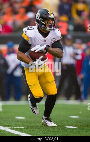 14. Oktober 2018: Pittsburgh Steelers Running Back James Conner (30) stürzt den Ball in einem Spiel zwischen den Pittsburgh Steelers und den Cincinnati Bengals im Paul Brown Stadium in Cincinnati, OH. Adam Lacy/CSM(Credit Image: &Copy; Adam Lacy/CSM via ZUMA Wire) Stockfoto