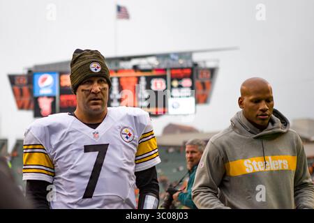 14. Oktober 2018: Pittsburgh Steelers Quarterback Ben Roethlisberger (7) und Ryan Shazier (rechts) verlassen das Feld, nachdem sie ein Spiel zwischen den Pittsburgh Steelers und den Cincinnati Bengals im Paul Brown Stadium in Cincinnati, OH, gewonnen haben. Die Steelers gewannen mit 28:21. Adam Lacy/CSM(Credit Image: &Copy; Adam Lacy/CSM via ZUMA Wire) Stockfoto