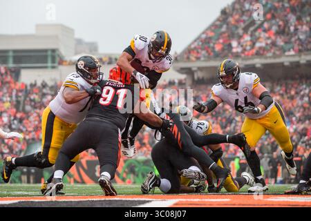 14. Oktober 2018: Pittsburgh Steelers Running Back James Conner (30) taucht in ein Spiel zwischen den Pittsburgh Steelers und den Cincinnati Bengals im Paul Brown Stadium in Cincinnati, OH, ein. Adam Lacy/CSM(Credit Image: &Copy; Adam Lacy/CSM via ZUMA Wire) Stockfoto