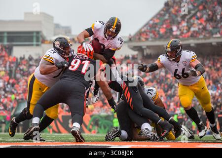 14. Oktober 2018: Pittsburgh Steelers Running Back James Conner (30) taucht in ein Spiel zwischen den Pittsburgh Steelers und den Cincinnati Bengals im Paul Brown Stadium in Cincinnati, OH, ein. Adam Lacy/CSM(Credit Image: &Copy; Adam Lacy/CSM via ZUMA Wire) Stockfoto