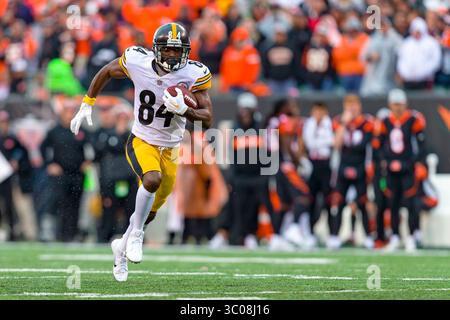 14. Oktober 2018: Antonio Brown (84) sprintet in einem Spiel zwischen den Pittsburgh Steelers und den Cincinnati Bengals im Paul Brown Stadium in Cincinnati (OH) für die Endzone und erzielt schließlich einen Touchdown. Die Steelers gewannen mit 28:21. Adam Lacy/CSM(Credit Image: &Copy; Adam Lacy/CSM via ZUMA Wire) Stockfoto