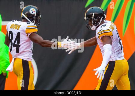 14. Oktober 2018: Pittsburgh Steelers Wide Receiver Antonio Brown (84) feiert mit Pittsburgh Steelers Wide Receiver Juju Smith-Schuster (19), nachdem er einen Touchdown in einem Spiel zwischen den Pittsburgh Steelers und den Cincinnati Bengals im Paul Brown Stadium in Cincinnati, OH, erzielt hat. Die Steelers gewannen mit 28:21. Adam Lacy/CSM(Credit Image: &Copy; Adam Lacy/CSM via ZUMA Wire) Stockfoto