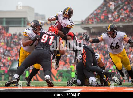 14. Oktober 2018: Pittsburgh Steelers Running Back James Conner (30) taucht in ein Spiel zwischen den Pittsburgh Steelers und den Cincinnati Bengals im Paul Brown Stadium in Cincinnati, OH, ein. Adam Lacy/CSM(Credit Image: &Copy; Adam Lacy/CSM via ZUMA Wire) Stockfoto