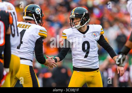 14. Oktober 2018: Chris Boswell (9) feiert mit dem Pittsburgh Steelers Punter Jordan Berry (4), nachdem er in einem Spiel zwischen den Pittsburgh Steelers und den Cincinnati Bengals im Paul Brown Stadium in Cincinnati, OH, ein Field Goal geschossen hat. Die Steelers gewannen mit 28:21. Adam Lacy/CSM(Credit Image: &Copy; Adam Lacy/CSM via ZUMA Wire) Stockfoto