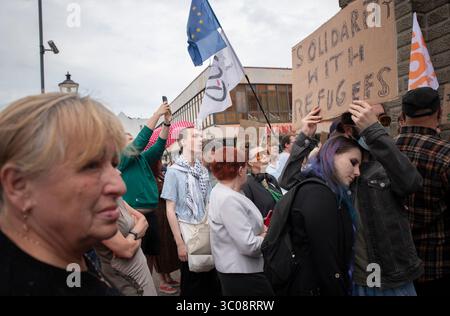 Danzig, Polen. Juli 2025. Die Teilnehmer halten Plakate, auf denen ihre Meinung während der Demonstration Stop Hate to Migrant innen zum Ausdruck gebracht wird. Die Demonstration Stop Hass gegen Migranten fand in Danzig statt. Dutzende Teilnehmer äußerten sich gegen Fremdenfeindlichkeit und unterstützten diejenigen, die in Polen Zuflucht suchen. Unter den Fahnen und Bannern waren Slogans zu sehen: „Schluss mit Rassismus“, „Solidarität mit Migranten“. Die Organisatoren betonten, dass ihr Ziel darin bestehe, zu zeigen, dass es Raum für Respekt für alle in Polen gibt. Quelle: SOPA Images Limited/Alamy Live News Stockfoto