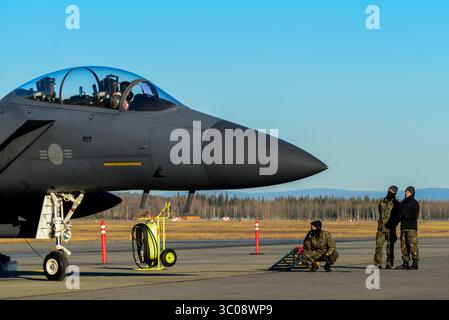 3. Oktober 2018 - Eielson Air Force Base, Alaska, USA - ein F-15K Slam Eagle, der der Republik Korea Air Force (ROKAF) zugewiesen wurde, sitzt im Oktober auf der Fluglinie. 3, 2018, auf der Eielson Air Force Base, Alaska. Die ROKAF ist hier für die ROTE FLAGGE Alaska 19-1, eine Übung, die die Kampfbereitschaft der teilnehmenden Einheiten testen soll. (Bild: © U.S. Air Force/ZUMA Wire/ZUMAPRESS.com) Stockfoto