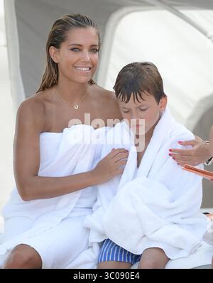 MIAMI BEACH, FL - 08. OKTOBER: Sylvie van der Vaart 35 hatte ein schwieriges Jahr, als ihre Ehe mit dem ehemaligen Tottenham Hotspur-Fußballspieler Rafael van der Vaart endete. Aber das niederländische Model ließ nichts davon zu, als sie am 7. Oktober 2013 einen aktiven Tag am Strand in Miami mit ihrem siebenjährigen Sohn Damian in Miami Beach, Florida, genoss (Credit Image: © SMG via ZUMA Wire) Stockfoto