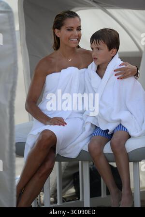 MIAMI BEACH, FL - 08. OKTOBER: Sylvie van der Vaart 35 hatte ein schwieriges Jahr, als ihre Ehe mit dem ehemaligen Tottenham Hotspur-Fußballspieler Rafael van der Vaart endete. Aber das niederländische Model ließ nichts davon zu, als sie am 7. Oktober 2013 einen aktiven Tag am Strand in Miami mit ihrem siebenjährigen Sohn Damian in Miami Beach, Florida, genoss (Credit Image: © SMG via ZUMA Wire) Stockfoto