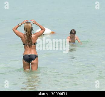 MIAMI BEACH, FL - 08. OKTOBER: Sylvie van der Vaart 35 hatte ein schwieriges Jahr, als ihre Ehe mit dem ehemaligen Tottenham Hotspur-Fußballspieler Rafael van der Vaart endete. Aber das niederländische Model ließ nichts davon zu, als sie am 7. Oktober 2013 einen aktiven Tag am Strand in Miami mit ihrem siebenjährigen Sohn Damian in Miami Beach, Florida, genoss (Credit Image: © SMG via ZUMA Wire) Stockfoto