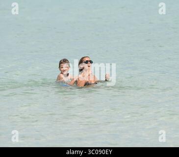 MIAMI BEACH, FL - 08. OKTOBER: Sylvie van der Vaart 35 hatte ein schwieriges Jahr, als ihre Ehe mit dem ehemaligen Tottenham Hotspur-Fußballspieler Rafael van der Vaart endete. Aber das niederländische Model ließ nichts davon zu, als sie am 7. Oktober 2013 einen aktiven Tag am Strand in Miami mit ihrem siebenjährigen Sohn Damian in Miami Beach, Florida, genoss (Credit Image: © SMG via ZUMA Wire) Stockfoto