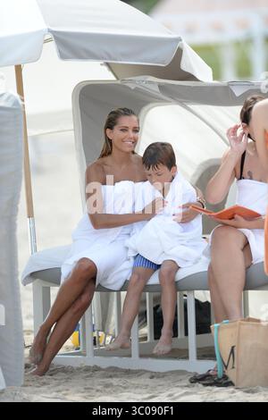 MIAMI BEACH, FL - 08. OKTOBER: Sylvie van der Vaart 35 hatte ein schwieriges Jahr, als ihre Ehe mit dem ehemaligen Tottenham Hotspur-Fußballspieler Rafael van der Vaart endete. Aber das niederländische Model ließ nichts davon zu, als sie am 7. Oktober 2013 einen aktiven Tag am Strand in Miami mit ihrem siebenjährigen Sohn Damian in Miami Beach, Florida, genoss (Credit Image: © SMG via ZUMA Wire) Stockfoto
