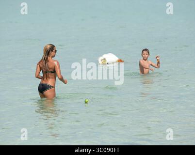 MIAMI BEACH, FL - 08. OKTOBER: Sylvie van der Vaart 35 hatte ein schwieriges Jahr, als ihre Ehe mit dem ehemaligen Tottenham Hotspur-Fußballspieler Rafael van der Vaart endete. Aber das niederländische Model ließ nichts davon zu, als sie am 7. Oktober 2013 einen aktiven Tag am Strand in Miami mit ihrem siebenjährigen Sohn Damian in Miami Beach, Florida, genoss (Credit Image: © SMG via ZUMA Wire) Stockfoto