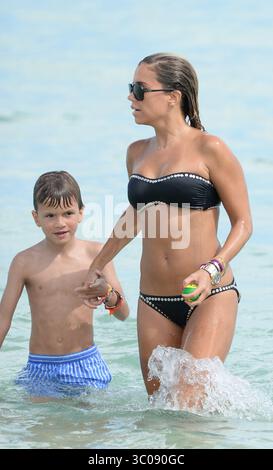 MIAMI BEACH, FL - 08. OKTOBER: Sylvie van der Vaart 35 hatte ein schwieriges Jahr, als ihre Ehe mit dem ehemaligen Tottenham Hotspur-Fußballspieler Rafael van der Vaart endete. Aber das niederländische Model ließ nichts davon zu, als sie am 7. Oktober 2013 einen aktiven Tag am Strand in Miami mit ihrem siebenjährigen Sohn Damian in Miami Beach, Florida, genoss (Credit Image: © SMG via ZUMA Wire) Stockfoto