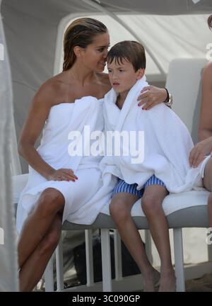 MIAMI BEACH, FL - 08. OKTOBER: Sylvie van der Vaart 35 hatte ein schwieriges Jahr, als ihre Ehe mit dem ehemaligen Tottenham Hotspur-Fußballspieler Rafael van der Vaart endete. Aber das niederländische Model ließ nichts davon zu, als sie am 7. Oktober 2013 einen aktiven Tag am Strand in Miami mit ihrem siebenjährigen Sohn Damian in Miami Beach, Florida, genoss (Credit Image: © SMG via ZUMA Wire) Stockfoto