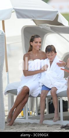 MIAMI BEACH, FL - 08. OKTOBER: Sylvie van der Vaart 35 hatte ein schwieriges Jahr, als ihre Ehe mit dem ehemaligen Tottenham Hotspur-Fußballspieler Rafael van der Vaart endete. Aber das niederländische Model ließ nichts davon zu, als sie am 7. Oktober 2013 einen aktiven Tag am Strand in Miami mit ihrem siebenjährigen Sohn Damian in Miami Beach, Florida, genoss (Credit Image: © SMG via ZUMA Wire) Stockfoto