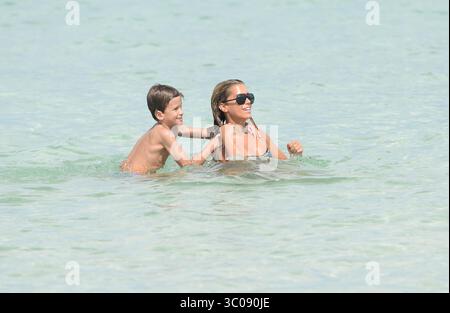 MIAMI BEACH, FL - 08. OKTOBER: Sylvie van der Vaart 35 hatte ein schwieriges Jahr, als ihre Ehe mit dem ehemaligen Tottenham Hotspur-Fußballspieler Rafael van der Vaart endete. Aber das niederländische Model ließ nichts davon zu, als sie am 7. Oktober 2013 einen aktiven Tag am Strand in Miami mit ihrem siebenjährigen Sohn Damian in Miami Beach, Florida, genoss (Credit Image: © SMG via ZUMA Wire) Stockfoto