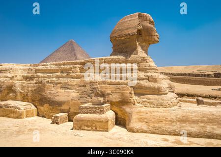 23. Juni 2016 - Kairo, Ägypten - Kairo, Ägypten die große Sphinx von Gizeh steht hoch mit den großen Pyramiden von Gizeh im Hintergrund. Diese spezielle ist die Pyramide von Khufu, die größte und älteste der drei großen Pyramiden und ist bekannt als die große Pyramide. (Kreditbild: © Edwin Remsberg / Vwpics/VW Pics via ZUMA Wire) Stockfoto