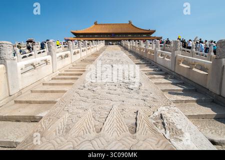 24. Juni 2016 - Peking, China - Peking China - Touristen, die beim Betreten des Palastmuseums in der Verbotenen Stadt spazieren gehen und Fotos machen. (Kreditbild: © Edwin Remsberg / Vwpics/VW Pics via ZUMA Wire) Stockfoto