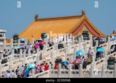 24. Juni 2016 - Peking, China - Peking China - Touristen, die beim Betreten des Palastmuseums in der Verbotenen Stadt spazieren gehen und Fotos machen. (Kreditbild: © Edwin Remsberg / Vwpics/VW Pics via ZUMA Wire) Stockfoto