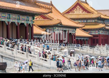 24. Juni 2016 - Peking, China - Peking China - Touristen gehen und fotografieren beim Verlassen des Schlossmuseums in der Verbotenen Stadt. (Kreditbild: © Edwin Remsberg / Vwpics/VW Pics via ZUMA Wire) Stockfoto