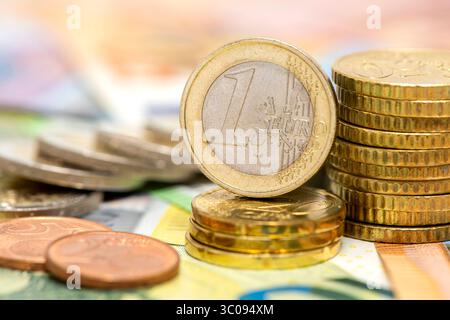 Eurowährung mit Banknoten und Euromünzen Eurowährung mit Euromünzen im Stapel *** Euro-Währung mit Banknoten und Euro-Münzen Euro-Währung mit Euro Stockfoto