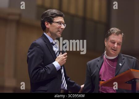 17. Oktober 2018: Seattle, Washington, Vereinigte Staaten - Seattle, Washington: Generalstaatsanwalt BOB FERGUSON (l) und Rev. GREG RICKEL sprechen in der St. Mark's Episcopal Cathedral während einer Diskussion über die aktuelle Zuwanderung. Rickel ist Bischof der Bischofsdiözese Olympia. â œImmigration Reform in Washington Stateâ€ wurde von der St. Markus Episcopal Cathedral veranstaltet und beinhaltete eine Podiumsdiskussion mit Vertretern der Casa Latina, des El Centro de la Raza und des Kirchenrates von Greater Seattle. (Foto: © Paul Christian Gordon/ZUMA Wire) Stockfoto