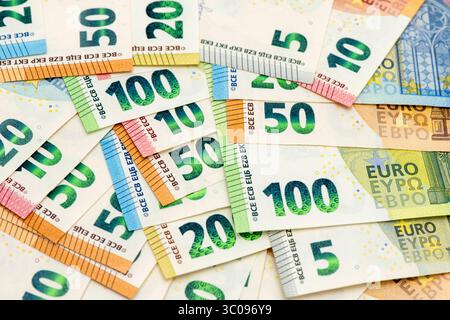 Eurowährung mit Banknoten und Euromünzen Eurowährung mit vielen Banknoten im Fächer *** Euro Währung mit Banknoten und Euro Münzen Euro Währung mit Stockfoto
