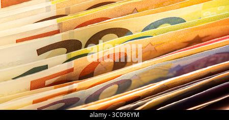 Eurowährung mit Banknoten und Euromünzen Eurowährung mit vielen Banknoten im Fächer *** Euro Währung mit Banknoten und Euro Münzen Euro Währung mit Stockfoto