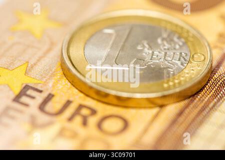 Eurowährung mit Banknoten und Euromünzen Eurowährung mit Euromünze im Detail *** Euro-Währung mit Banknoten und Euro-Münzen Euro-Währung mit Euro c Stockfoto