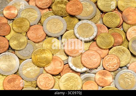 Eurowährung mit Banknoten und Euromünzen Eurowährung mit vielen Münzen im Detail *** Euro Währung mit Banknoten und Euro Münzen Euro Währung mit mA Stockfoto