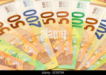 Eurowährung mit Banknoten und Euromünzen Eurowährung mit vielen Banknoten im Fächer *** Euro Währung mit Banknoten und Euro Münzen Euro Währung mit Stockfoto
