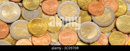 Eurowährung mit Banknoten und Euromünzen Eurowährung mit vielen Münzen im Detail *** Euro Währung mit Banknoten und Euro Münzen Euro Währung mit mA Stockfoto