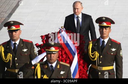19. Oktober 2018 – Taschkent, Usbekistan – der russische Präsident Wladimir Putin legt am 19. Oktober 2018 in Taschkent, Usbekistan, einen Kranz an das Denkmal der Unabhängigkeit und des Humanismus. (Bild: © Russischer Ratsvorsitz via ZUMA Wire) Stockfoto