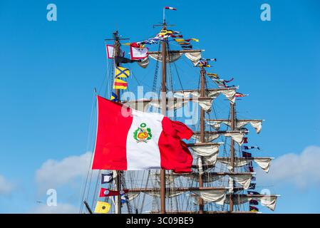 Aberdeen, Schottland, Vereinigtes Königreich - 18. Juli 2025: Schiffe, die an den Tall Ships-Rennen 2025 teilnehmen, kommen in Aberdeen an. Peruanische Flagge und Segel Stockfoto