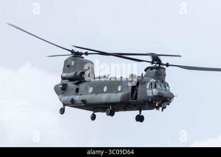 Fairford, Vereinigtes Königreich, 20. Juli 2025. Militärflugzeuge aus der ganzen Welt waren statisch ausgestellt und führten Kunstflugzeuge auf der RAF Fairford am letzten Tag des Royal International Air Tattoo durch. Ein Boeing CH-47 Chinook Hubschrauber bei RIAT 2025. Stockfoto