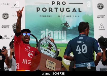 20. Oktober 2018 – Peniche, Portugal – Italo Ferreira aus Brasilien feiert den Sieg mit der Trophäe nach dem Sieg der World Surf League MEO RIP Curl Pro Portugal, dem 10. Event der WSL Men's Championship Tour, am Strand von Supertubos in Peniche, Portugal, am 20. Oktober 2018. (Foto: © Pedro Fiuza/ZUMA Wire) Stockfoto