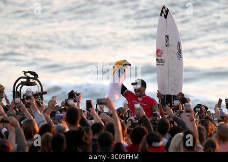 20. Oktober 2018 – Peniche, Portugal – Italo Ferreira aus Brasilien feiert am 20. Oktober 2018 den Sieg der World Surf League MEO RIP Curl Pro Portugal, dem 10. Event der WSL Men's Championship Tour, am Strand von Supertubos in Peniche, Portugal. (Foto: © Pedro Fiuza/ZUMA Wire) Stockfoto